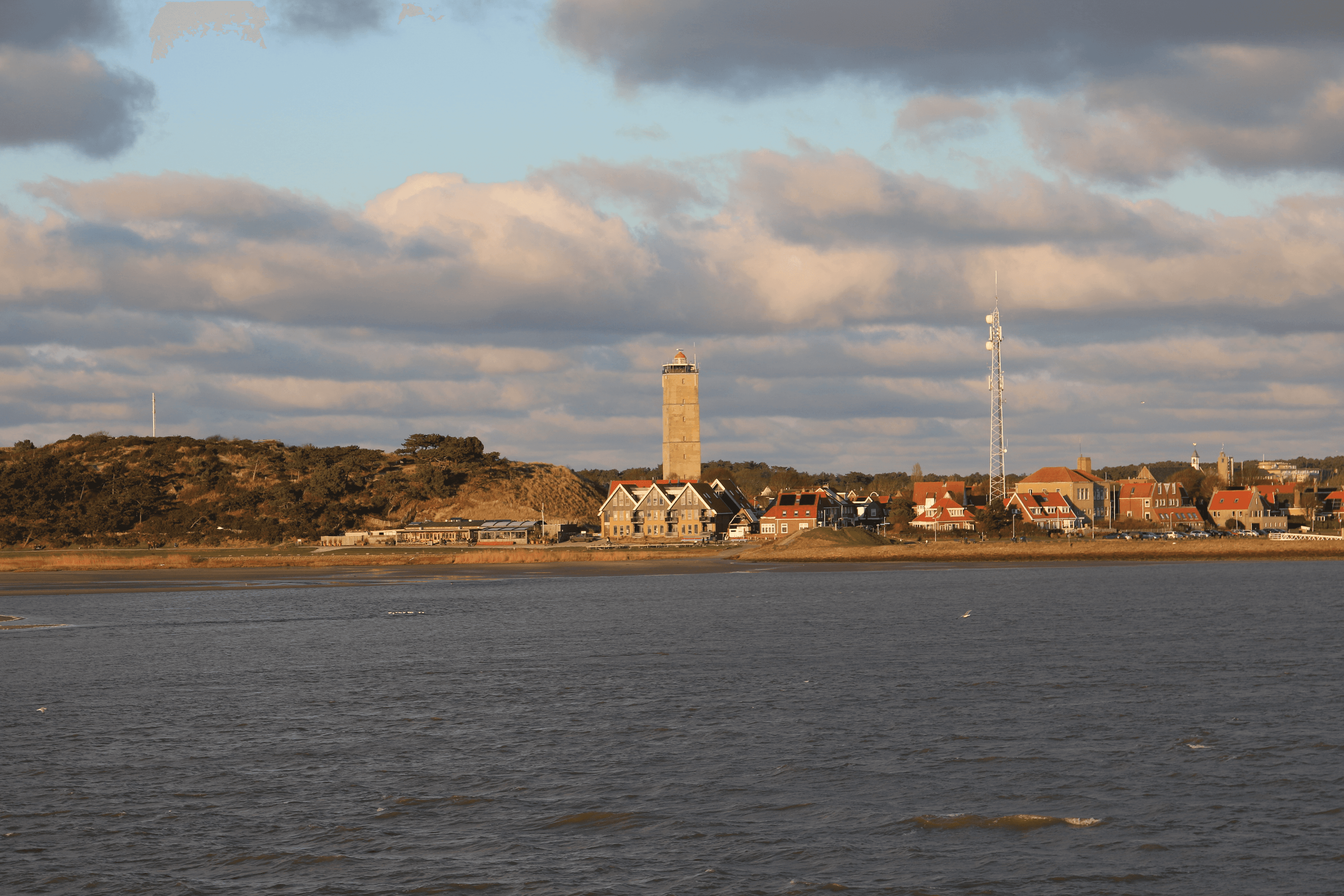 Een foto van Terschelling met de Brandaris in de verte