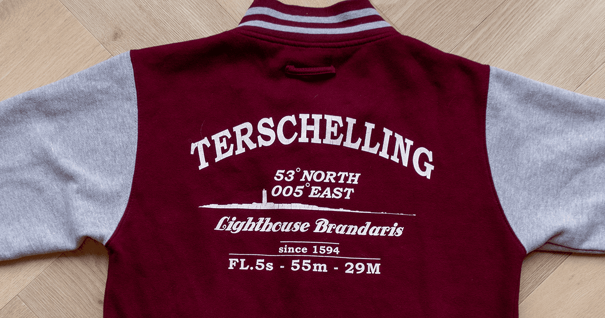 Een sweater met de tekst 'Terschelling' erop.