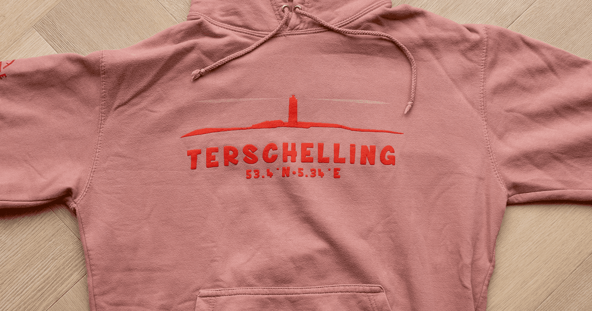 Een sweater met de tekst 'Terschelling' erop.