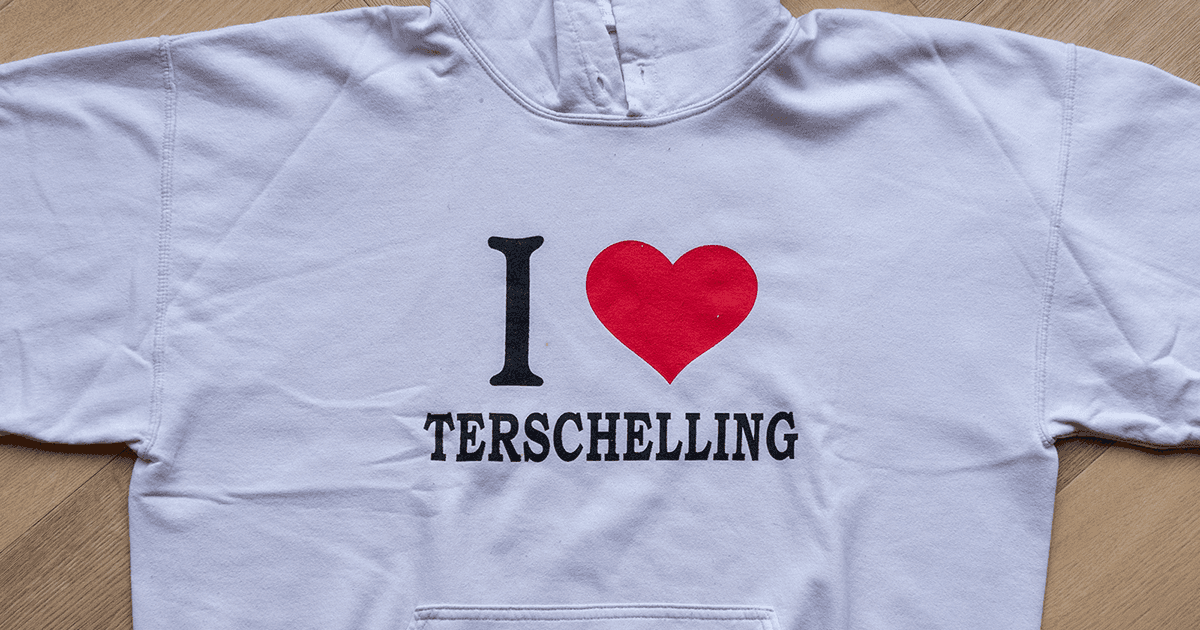 Een sweater met de tekst 'I love Terschelling' erop.