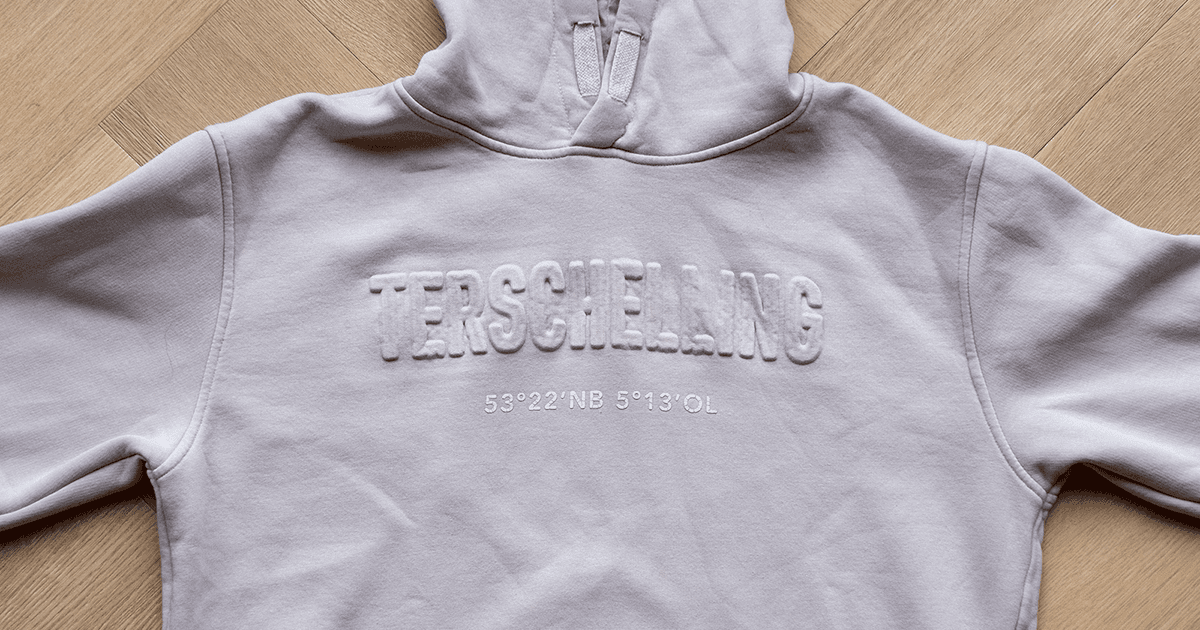 Een sweater met de tekst 'Terschelling' erop.