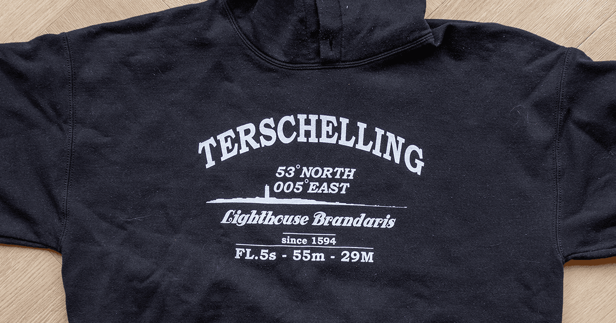 Een sweater met de tekst 'Terschelling' erop.