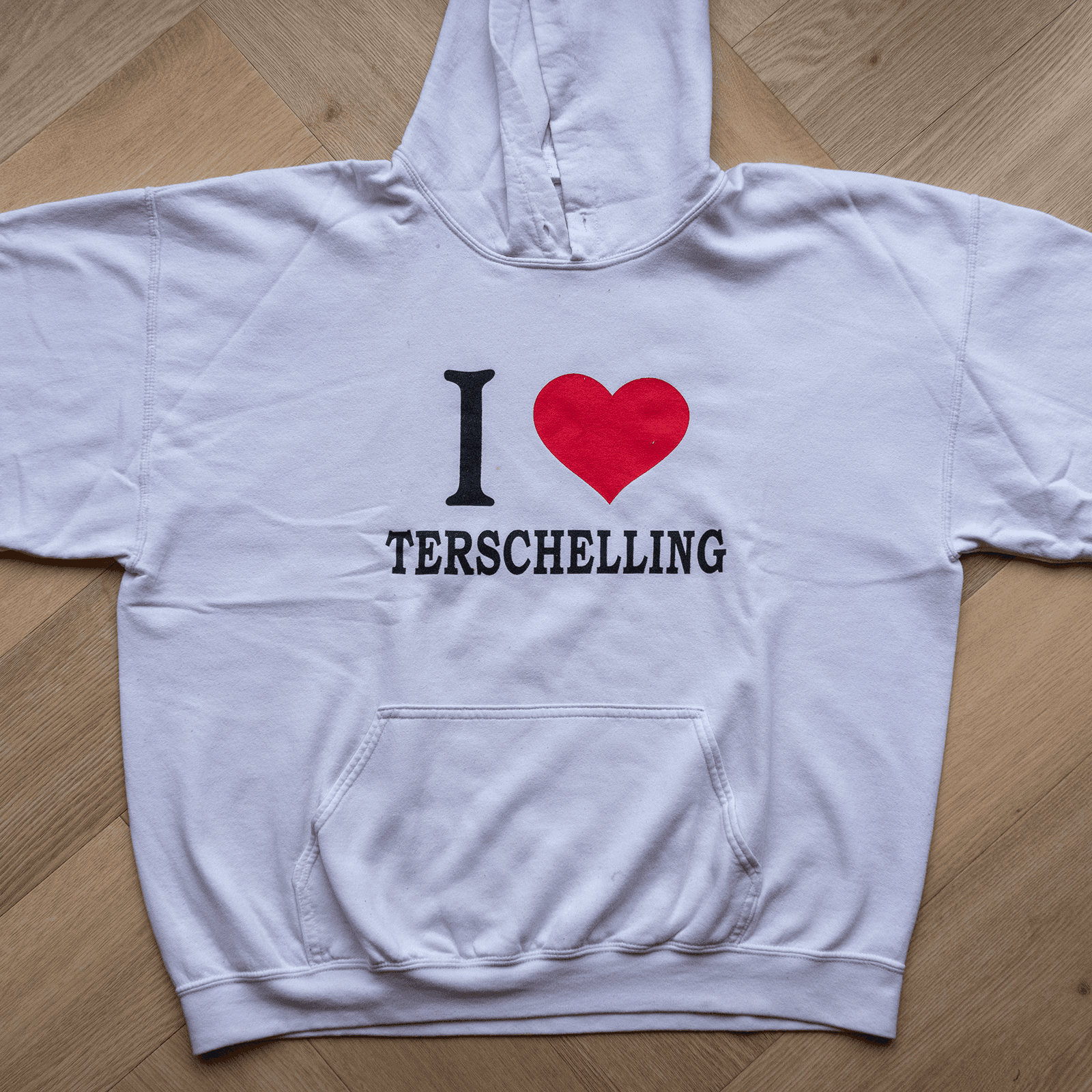 Een sweater met de tekst 'I love Terschelling' erop.